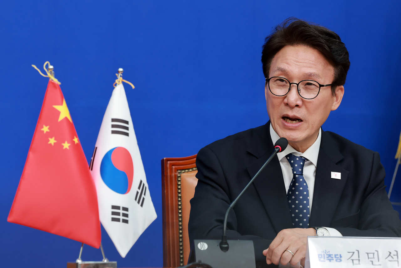 Democratic Party of Korea leader Kim Min-seok greets Dai Bing, China's ambassador to South Korea, during the envoy's visit to the National Assembly on Thursday.