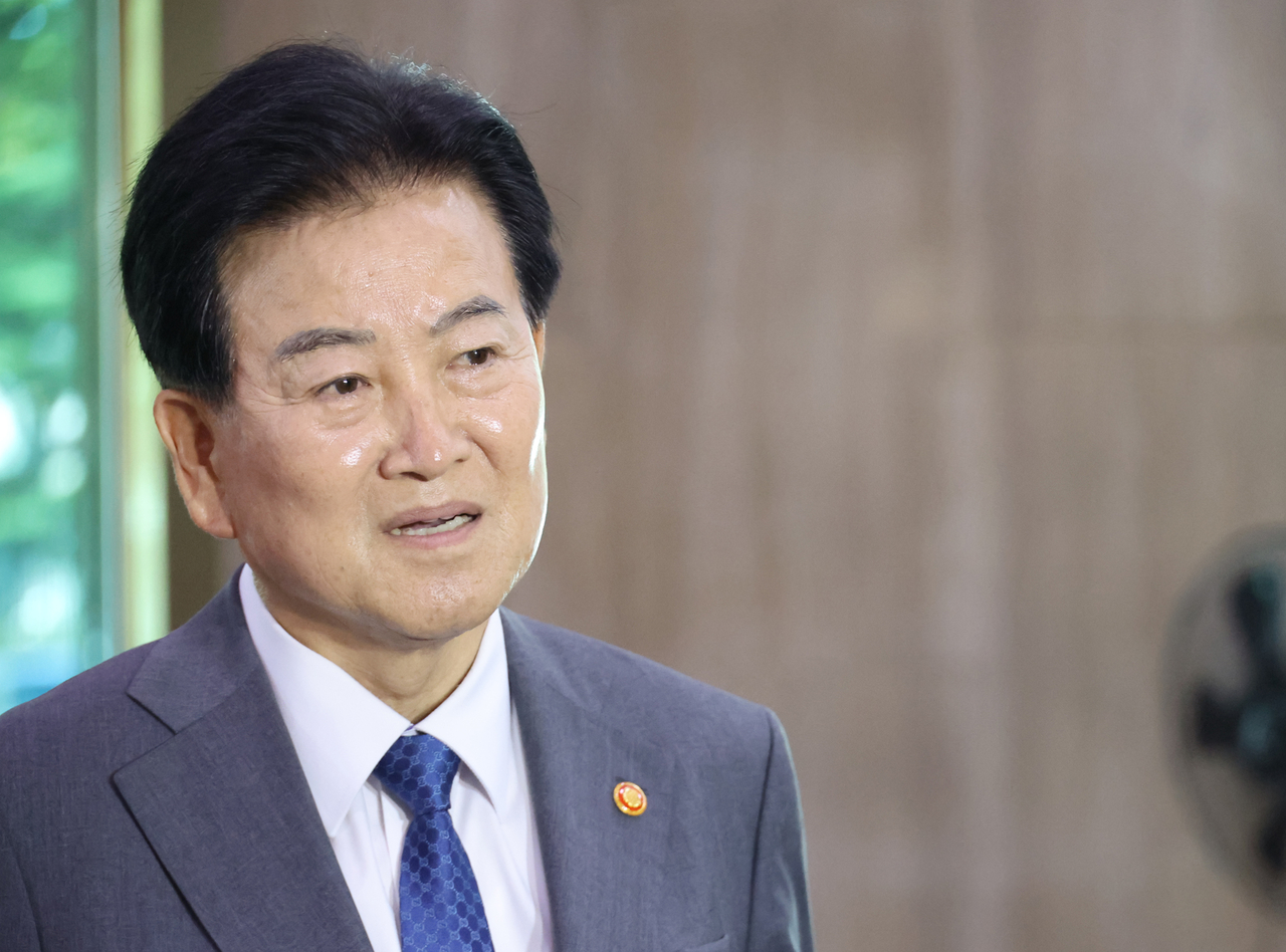 Unification Minister Jeong Dong-young answers reporters' questions as he arrives at Government Complex Seoul in Jongno-gu on Thursday, having cut short a European trip following a landmine explosion in the Demilitarized Zone. [Yonhap]