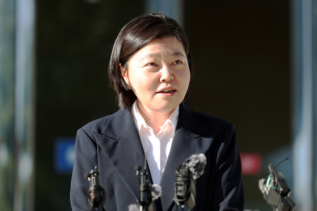임은정 광주지방중대범죄수사청장이 지난 6일 오전 전남광주 북구 중흥동 광주중수청 앞에서 기자들과 출근길 문답을 하며 질문에 답하고 있다. [연합]