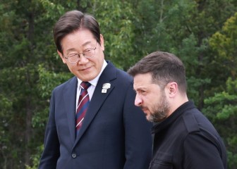 이재명 대통령이 2025년 캐나다에서 열린 주요 7개국(G7) 정상회의에서 G7 및 초청국 기념촬영 후 볼로디미르 젤렌스키 우크라이나 대통령과 나란히 걷고 있다. [연합]