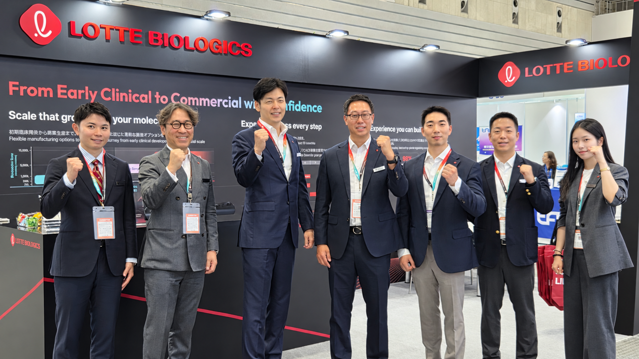 Shin Yu-yeol (third from left), co-CEO of Lotte Biologics, poses for a photo with employees at Bio Japan 2026, held at the Pacifico Yokohama Convention Center on Friday.