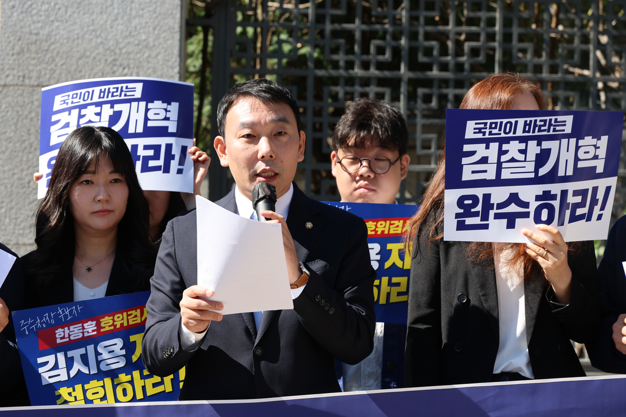 김용민 더불어민주당 의원이 공소청과 중대범죄수사청(중수청)이 출범한 지난 2일 서울 서초구 공소청 본청 앞에서 열린 기자회견에서 발언하고 있다. [연합]