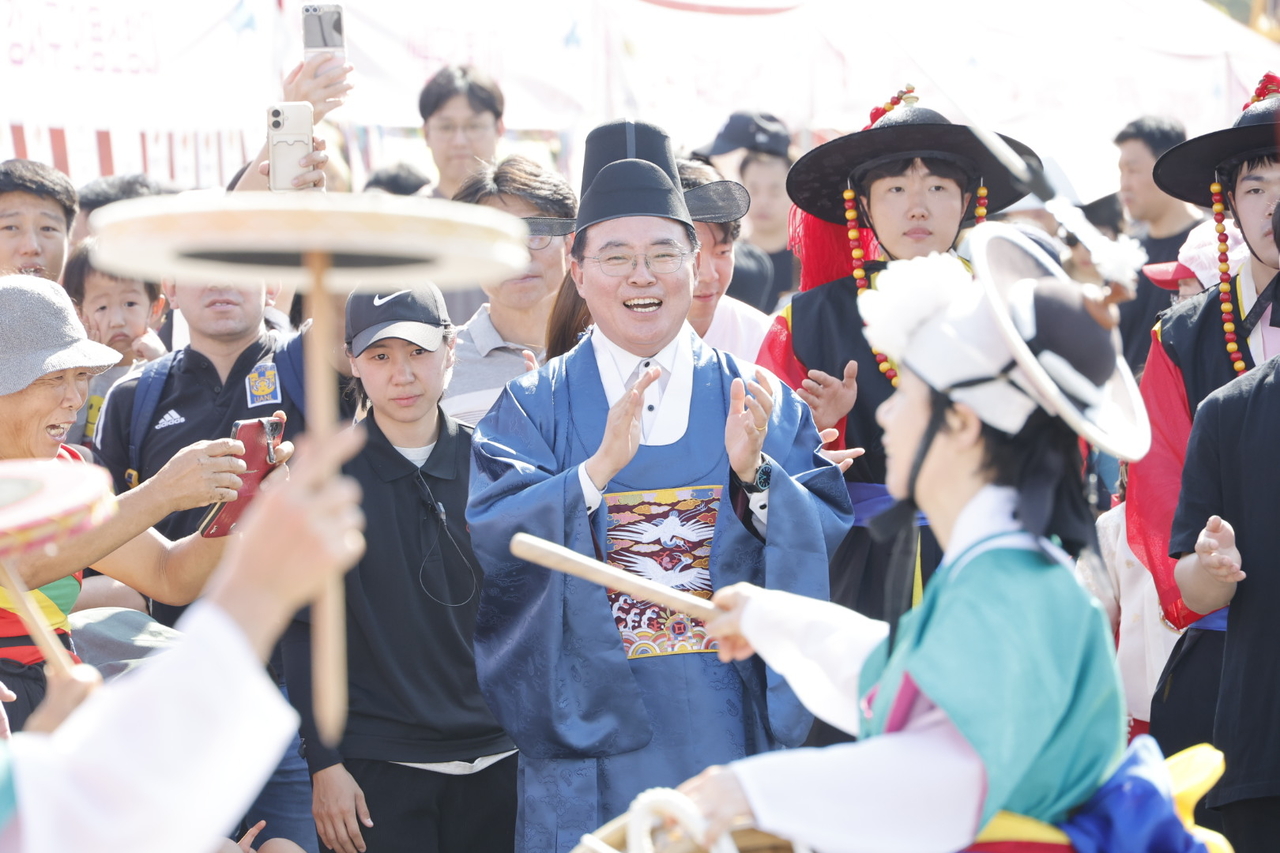 진교훈 강서구청장이 공연을 즐기고 있다.