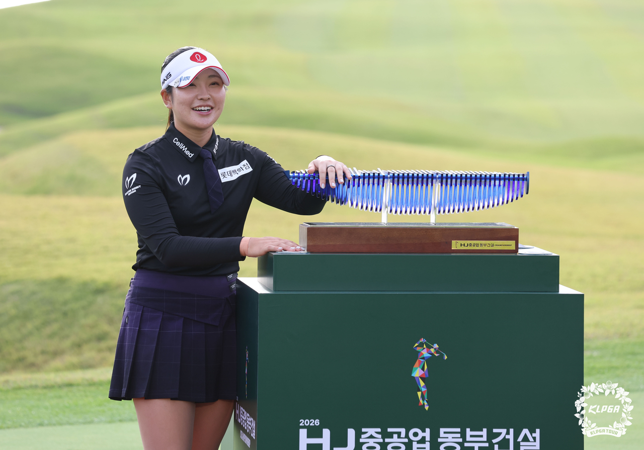 유현조가 11일 경남 양산시 에이원 컨트리클럽에서 열린 KLPGA 투어 HJ중공업·동부건설 챔피언십에서 우승한 뒤 트로피 옆에서 포즈를 취하고 있다. [KLPGA 제공]