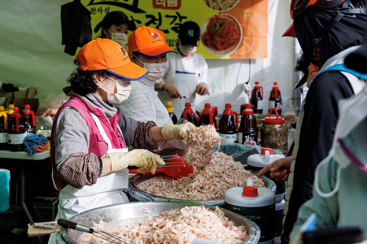 Salted shrimp on sale at last year's Mapo Saeujeot Festival