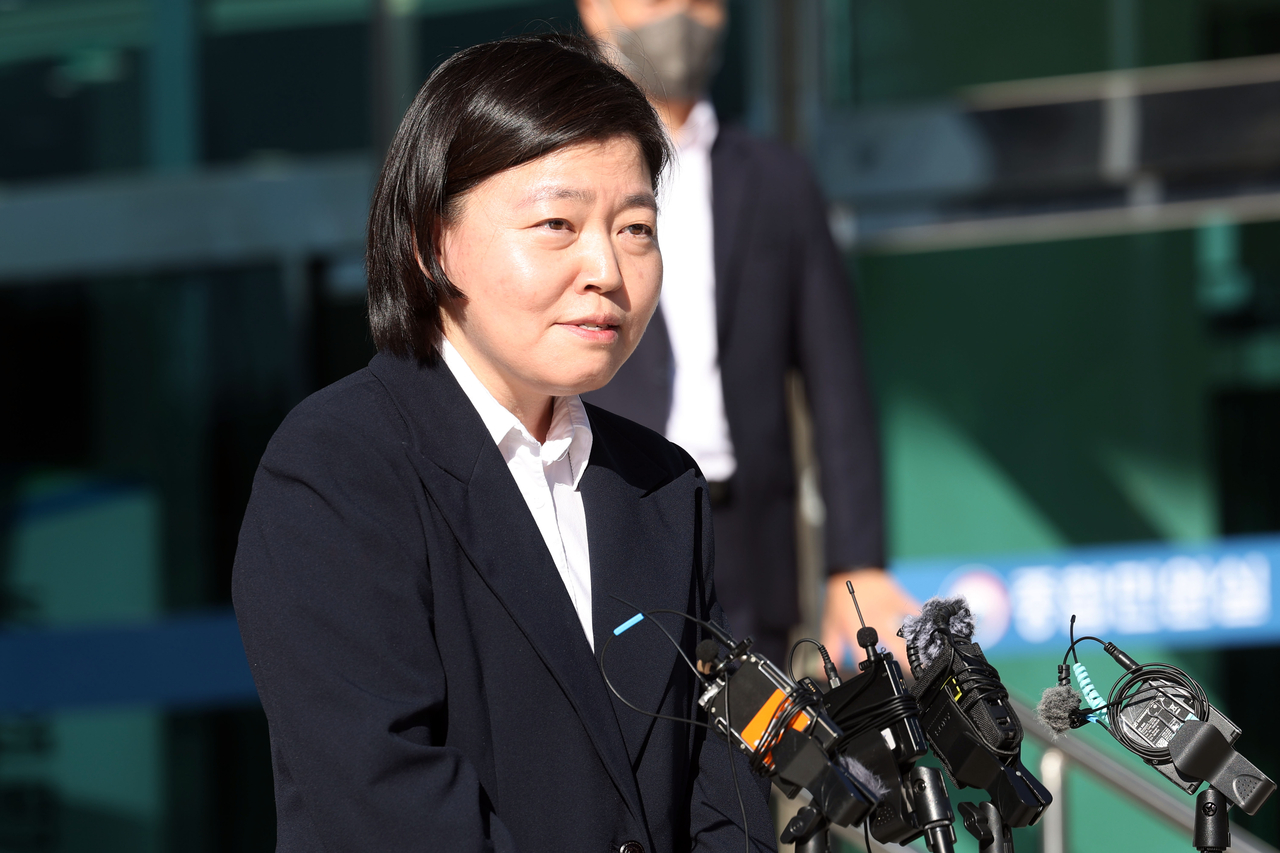 Im Eun-jeong, head of the Gwangju regional office of the Serious Crimes Investigation Agency, answers reporters' questions as she arrives for work at the agency's office in Buk-gu, Gwangju, on Oct. 6. (Yonhap)