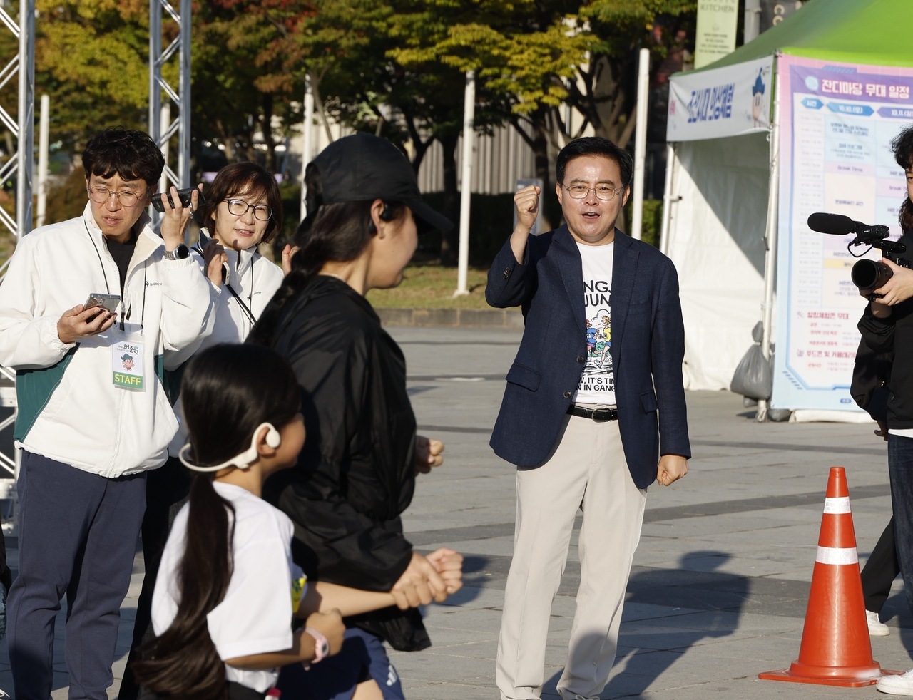 Gangseo-gu District Mayor Jin Kyo-hoon cheers on participants