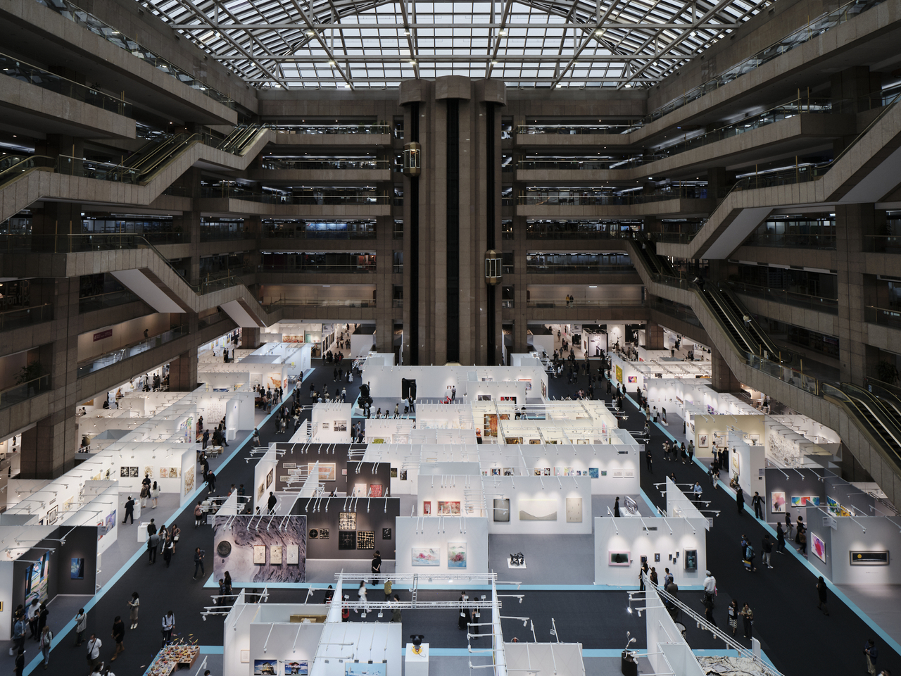 An overhead view of the Art Taipei 2024 exhibition hall in Taiwan (Taiwan Art Gallery Association)