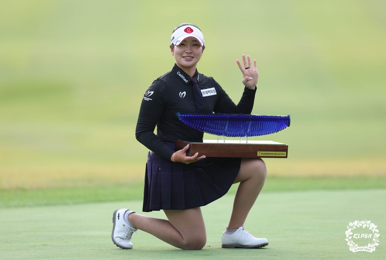 우승 트로피를 들고 포즈를 취한 유현조. [사진=KLPGA]