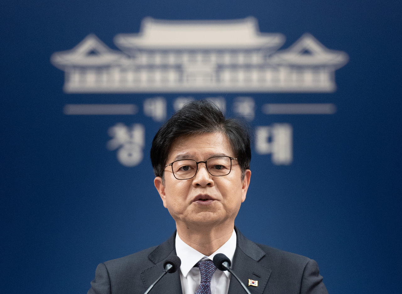 Cheong Wa Dae Communications Secretary Seong Ki-hong briefs reporters at the presidential press briefing room on Oct. 1.