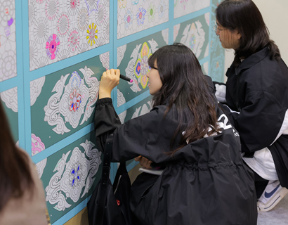 A visitor colors a Buddhist pattern at the Seoul International Buddhism Expo 2026 in April. (Seoul International Buddhism Expo)