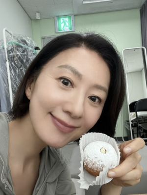 김희애, 주름 논란 정면 돌파…초근접 당당 셀카로 입증한 우아美