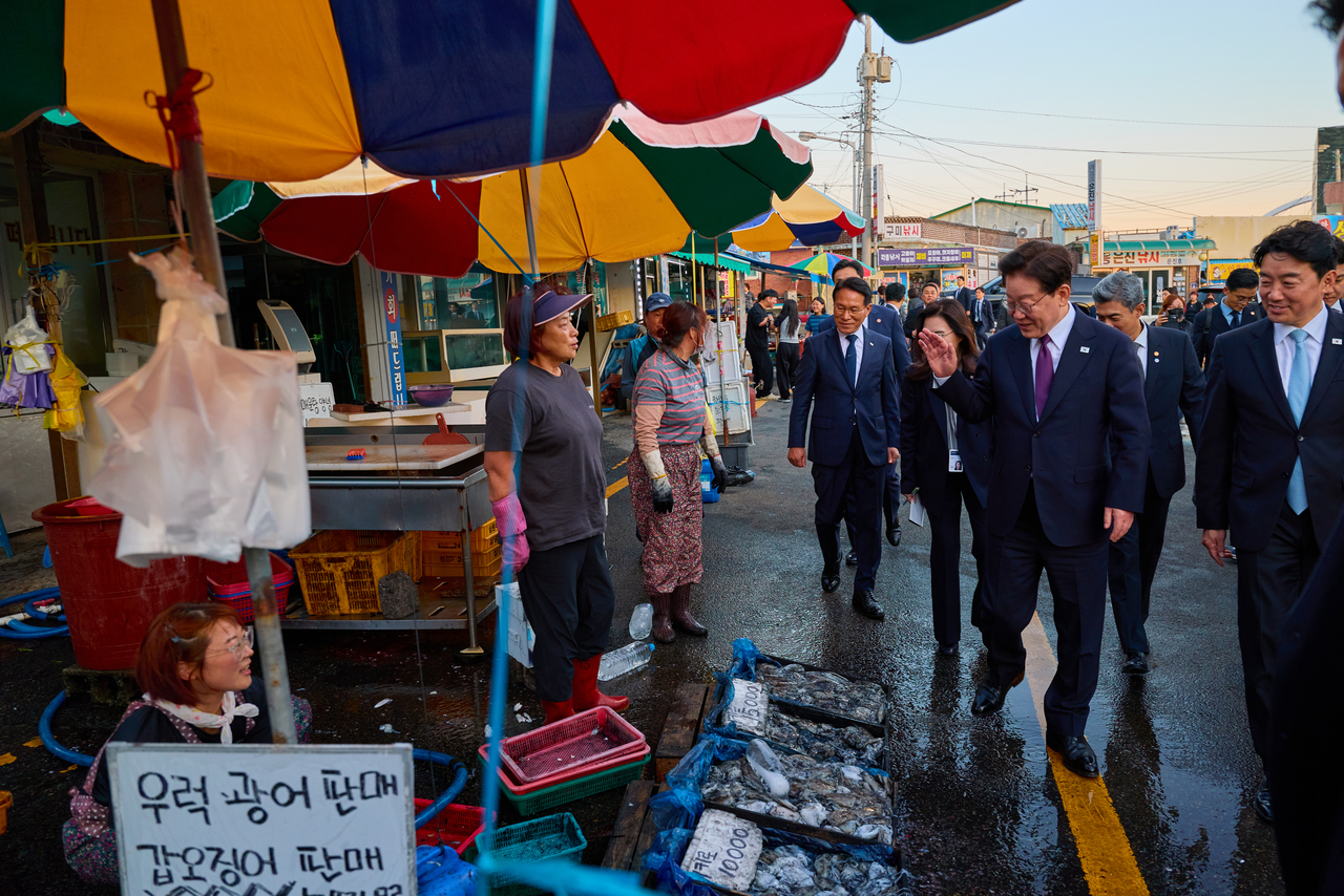 President Lee Jae Myung visits a market in South Chungcheong Province on Thursday. (Yonhap)
