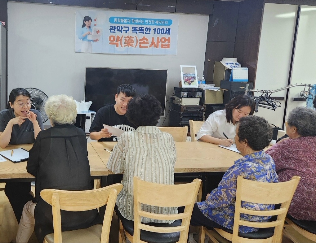 A pharmacist conducts a medication consultation with a resident.