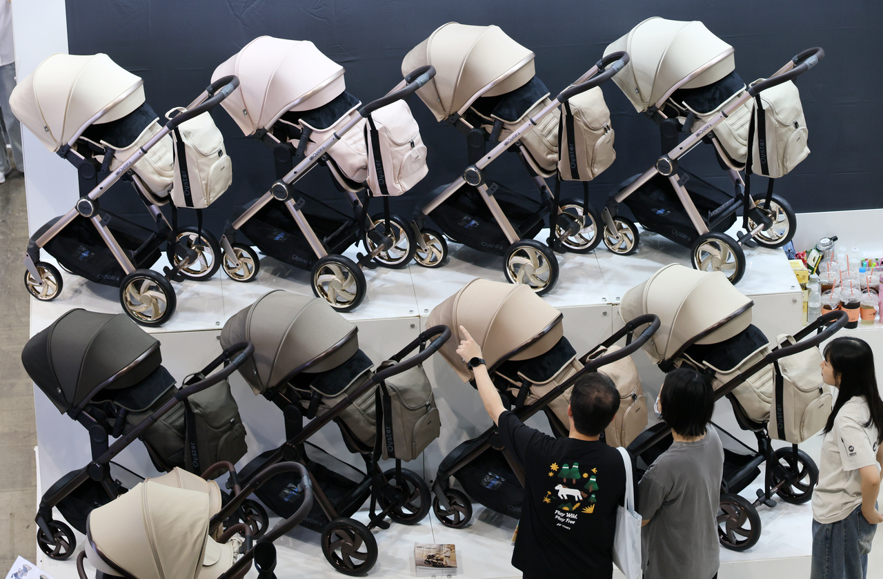 Visitors browse strollers at Kintex in Ilsan, Gyeonggi Province, on Aug.6  (Yonhap)