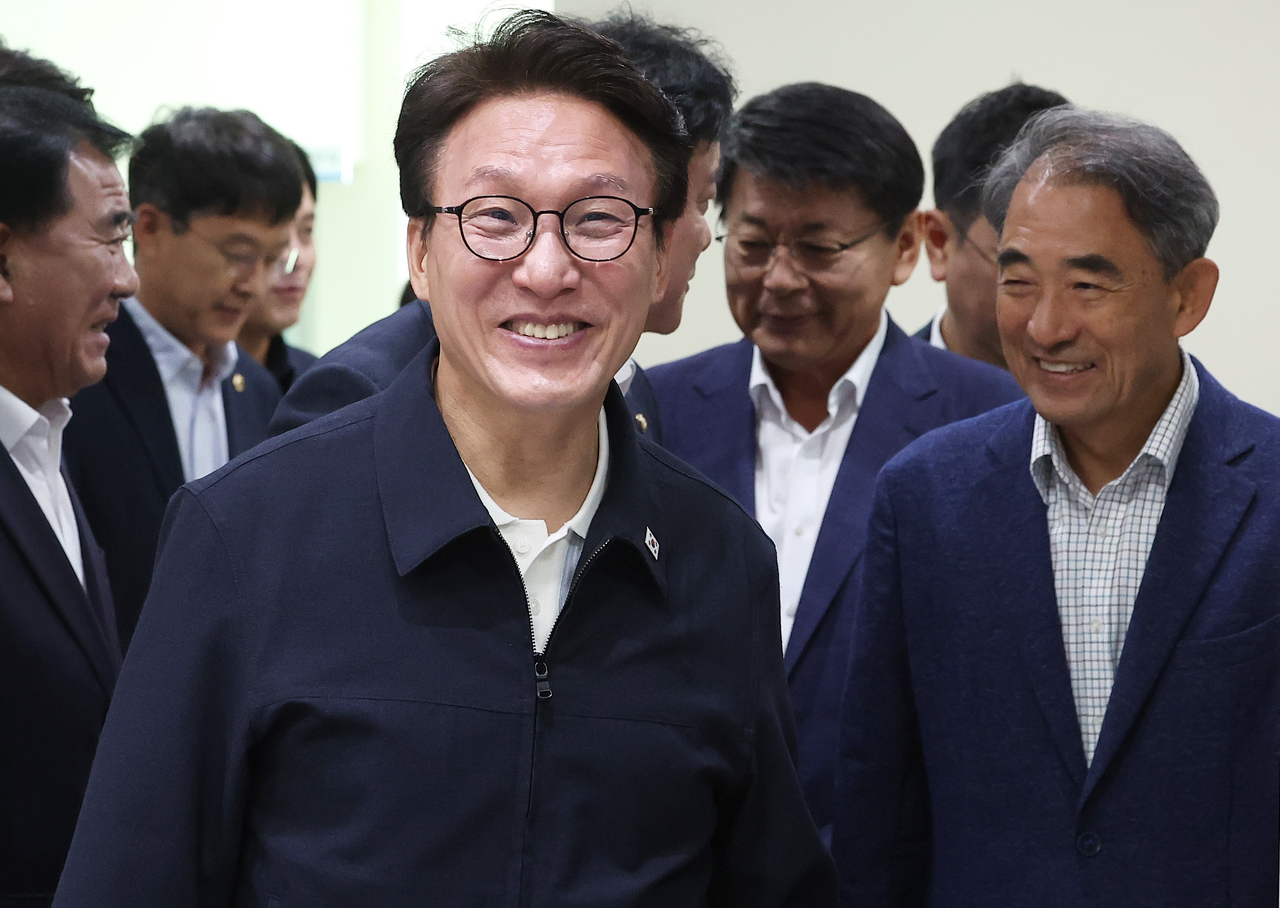 Democratic Party leader Kim Min-seok attends a harvest-season farm visit and roundtable with farmers at the Miyang-myeon Community Service Center in Anseong, Gyeonggi Province, on Thursday.
