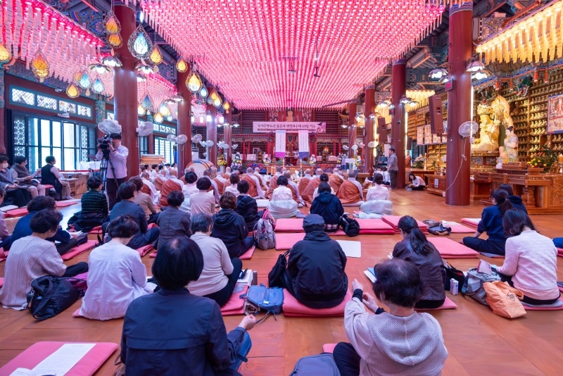 Visitors attend prayers at Bongeunsa on Sunday. (Bongeunsa Temple)