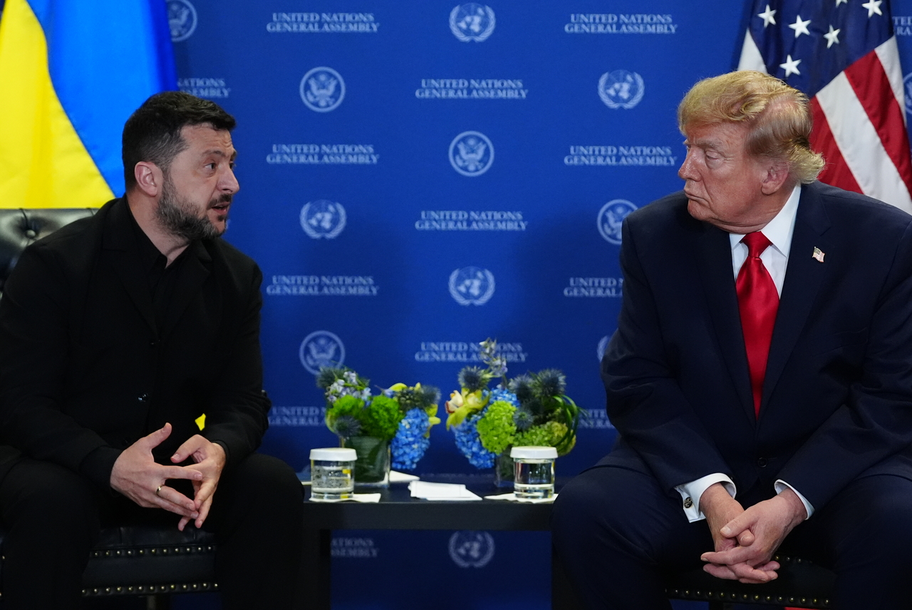 US President Donald Trump (right) meets with Ukraine's President Volodymyr Zelenskyy at the UN headquarters in New York, Sept. 22. (AP-Yonhap)