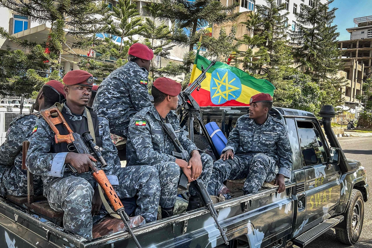 Members of the Ethiopian Federal Police patrol aboard a pickup truck as they resume operations after federal forces pushed back the rebel Tigray People's Liberation Front in Mekelle, Ethiopia,  Friday. (AFP-Yonhap)