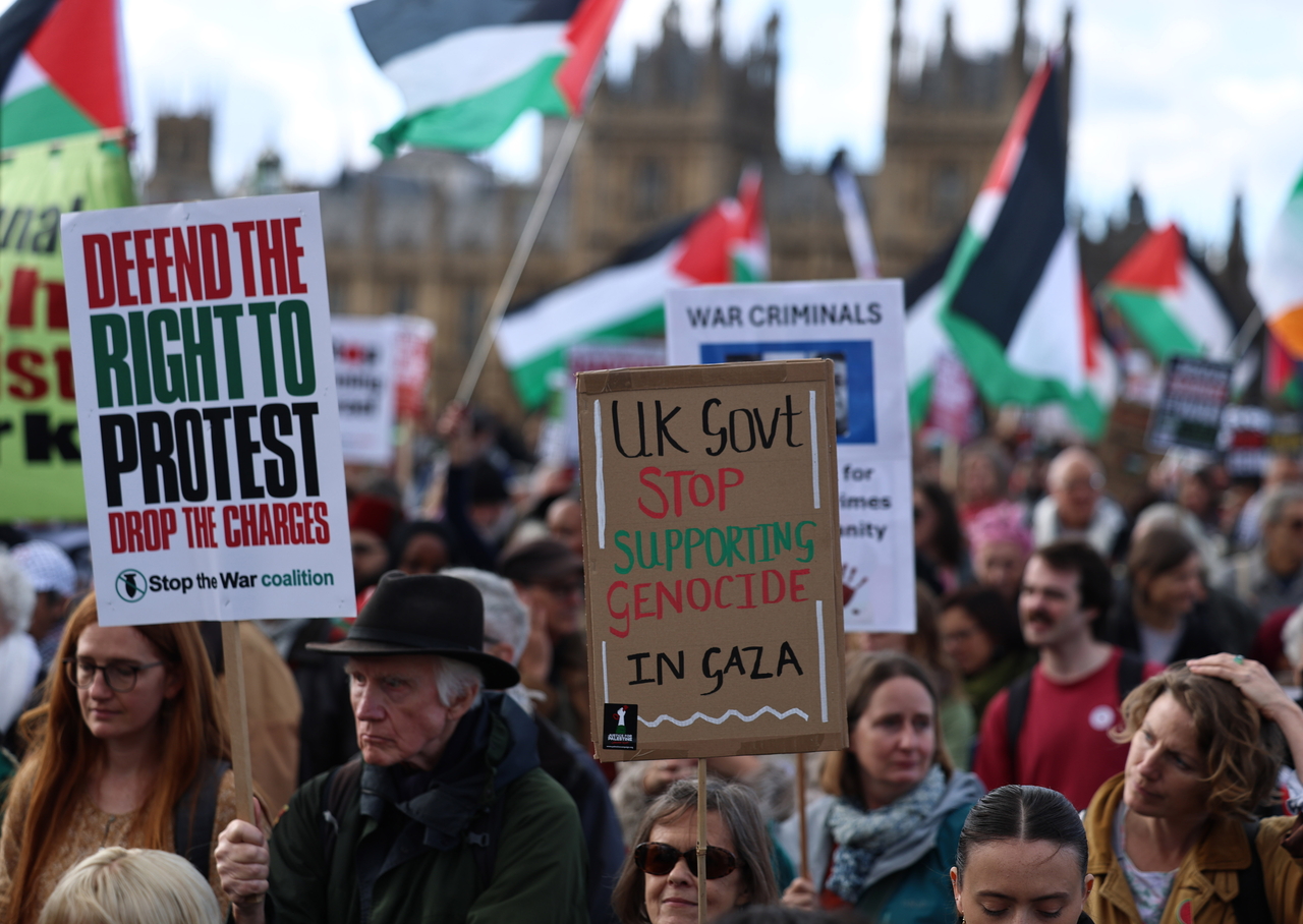Protesters take part in the National March for Palestine, organized by the Palestine Coalition in London on Saturday. (EPA-Yonhap)