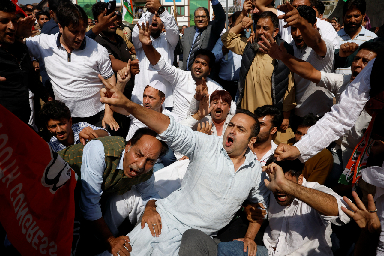 Demonstrators participate in a protest in Srinagar, Indian Kashmir, Saturday. (Reuters-Yonhap)