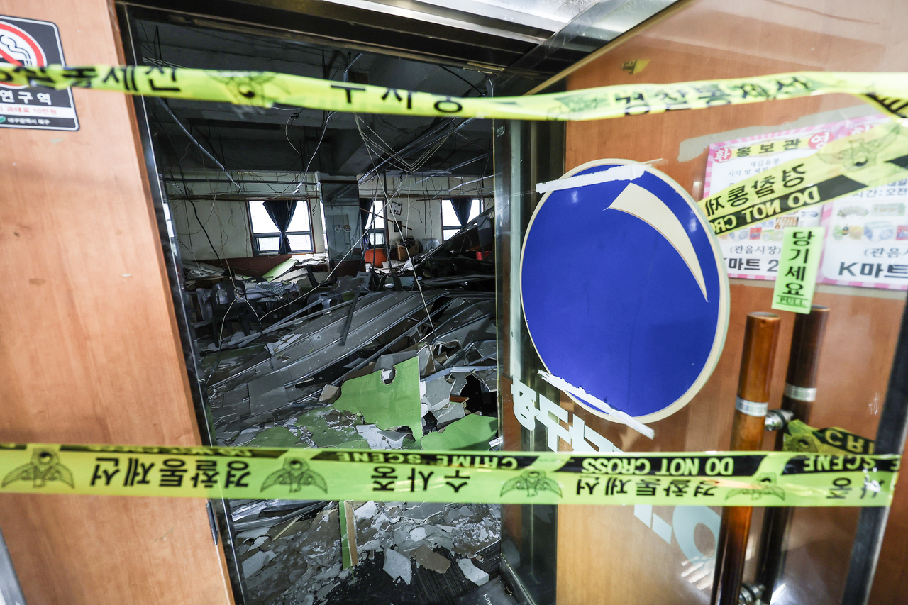 Police cordon off the entrance to a commercial building in Buk-gu, Daegu, on Saturday after a ceiling collapsed on the second floor, leaving dozens with minor injuries. (Yonhap)