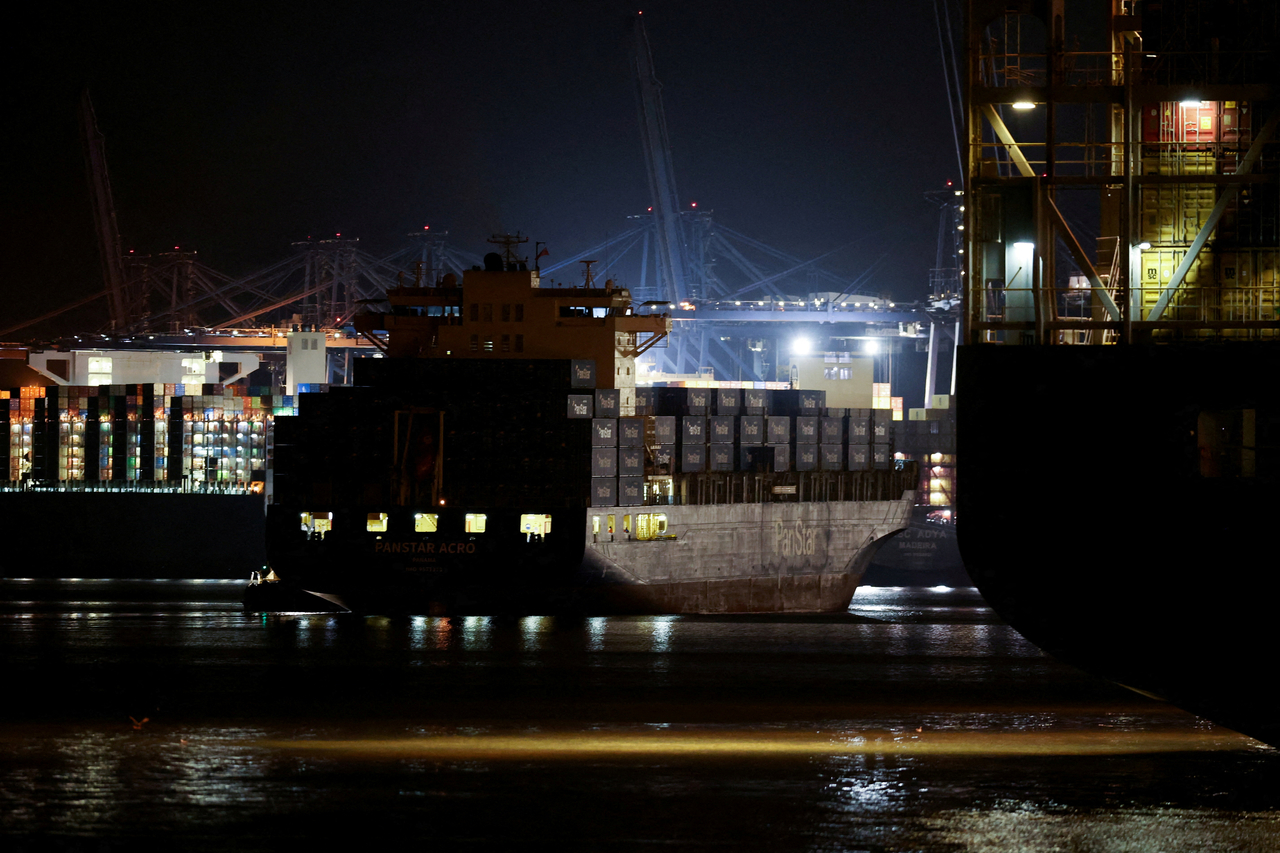 The PanStar Acro, South Korea's first such commercial voyage to Europe via the Arctic, make its way to the port of Felixstowe, in Felixstowe, Britain, Sept. 11, 2026.  (Reuters-Yonhap)