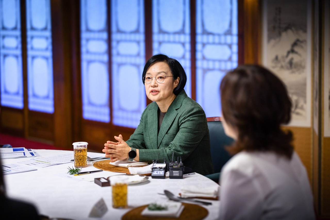 한성숙 국무총리가 11일 서울 종로구 삼청동 국무총리 서울공관에서 열린 공공임대주택 및 사회주택 분야 전문가와의 열린 브런치에서 대화하고 있다. [국무총리실 제공]