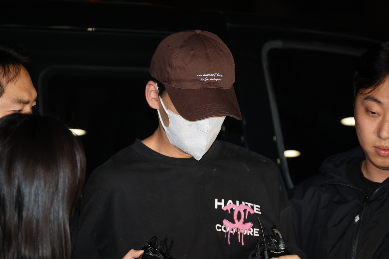 이혼소송 중 장모 살해 및 아내를 납치한 20대 중반 남성 A씨가 11일 서울 송파경찰서로 송치되고 있다. [연합]