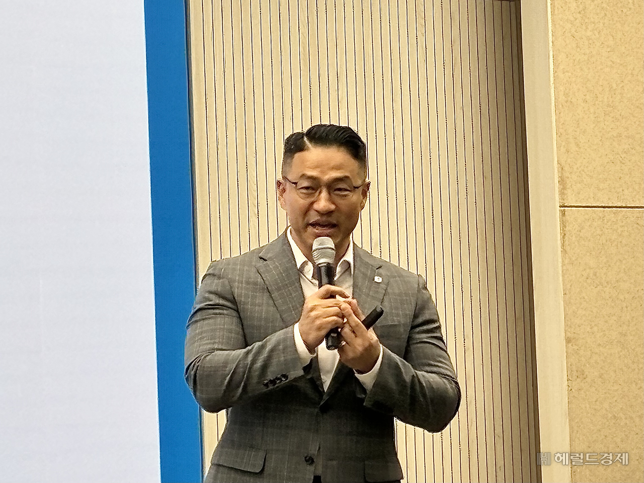 Jeon Jae-hong, head of financial fraud prevention at Woori Bank, presents the latest trends in financial fraud at a press briefing held at the bank's headquarters in Jung-gu, Seoul, on Monday.