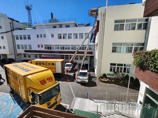 순천시 신청사가 10월부터 이사가 시작돼 부서별 서류와 집기부터 신청사로 옮겨지고 있다. /박대성 기자.