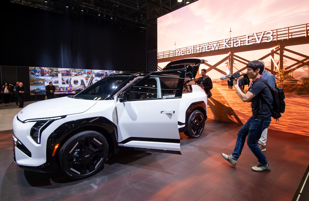 2026 뉴욕 국제 오토쇼 현장에 전시된 EV3 GT-Line [기아 제공]