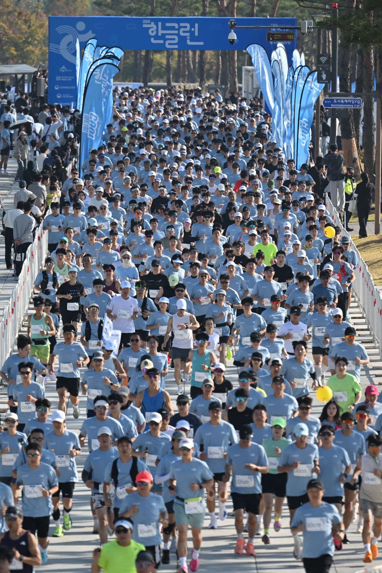제580돌 한글날 제정 100주년 맞은 9일 오전 세종특별자치시 세종중앙공원에서 한글의 소중함을 널리 알리기 위한 ‘2026 한글런(Run)’ 행사가 열린 가운데 참가자들이 코스를 힘차게 출발하고 있다. 박해묵 기자
