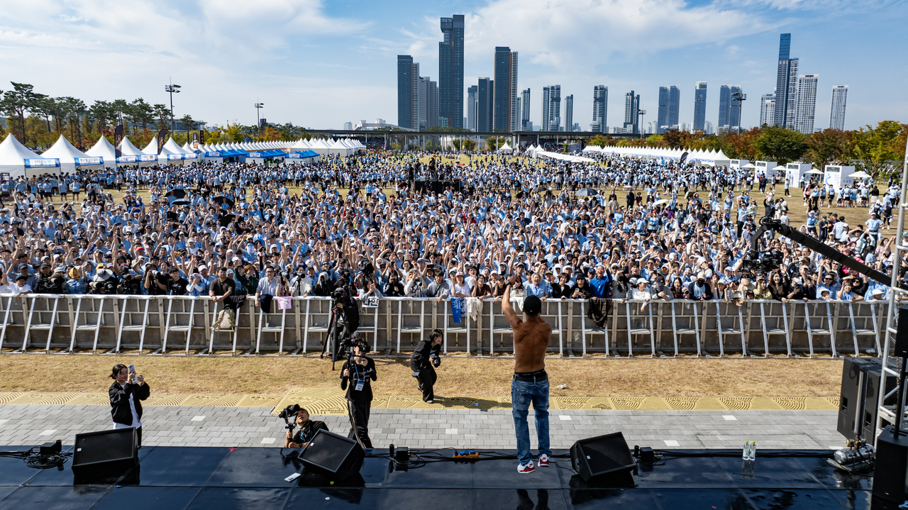 3년 연속 한글런에 참가한 가수 션의 축하공연에 환호하는 관람객들. 세종=박해묵·이상섭·임세준 기자
