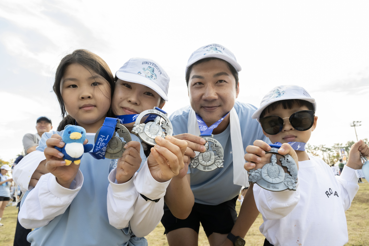 제580돌 한글날 제정 100주년 맞은 9일 오전 세종특별자치시 세종중앙공원에서 한글의 소중함을 널리 알리기 위한 ‘2026 한글런(Run)’ 행사가 열린 가운데 한 가족이 완주메달을 들고 기념촬영을 하고 있다.  임세준 기자
