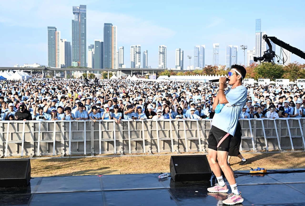가수 김창렬이 제580돌 한글날 제정 100주년 맞은 9일 오전 세종특별자치시 세종중앙공원에서 한글의 소중함을 널리 알리기 위한 ‘2026 한글런(Run)’ 행사에서 공연을 하고 있다.  이상섭 기자