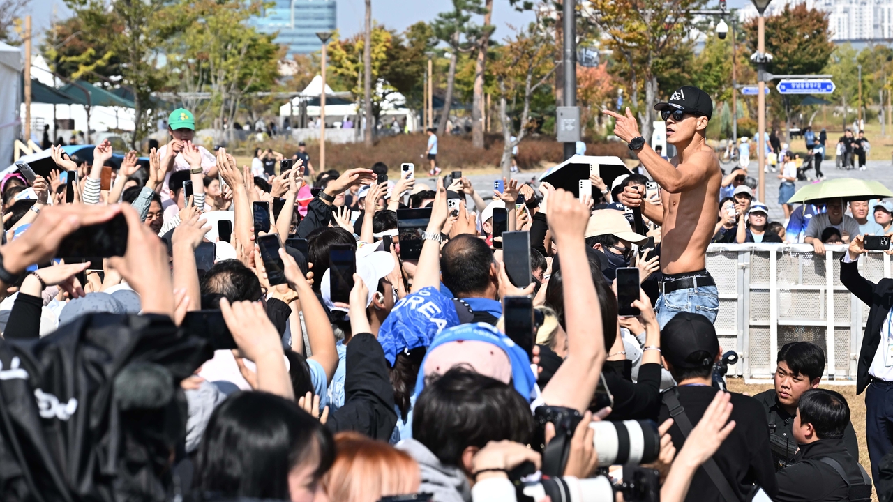 가수 션이 제580돌 한글날 제정 100주년 맞은 9일 오전 세종특별자치시 세종중앙공원에서 한글의 소중함을 널리 알리기 위한 ‘2026 한글런(Run)’ 행사에서 공연을 하고 있다. 이상섭 기자