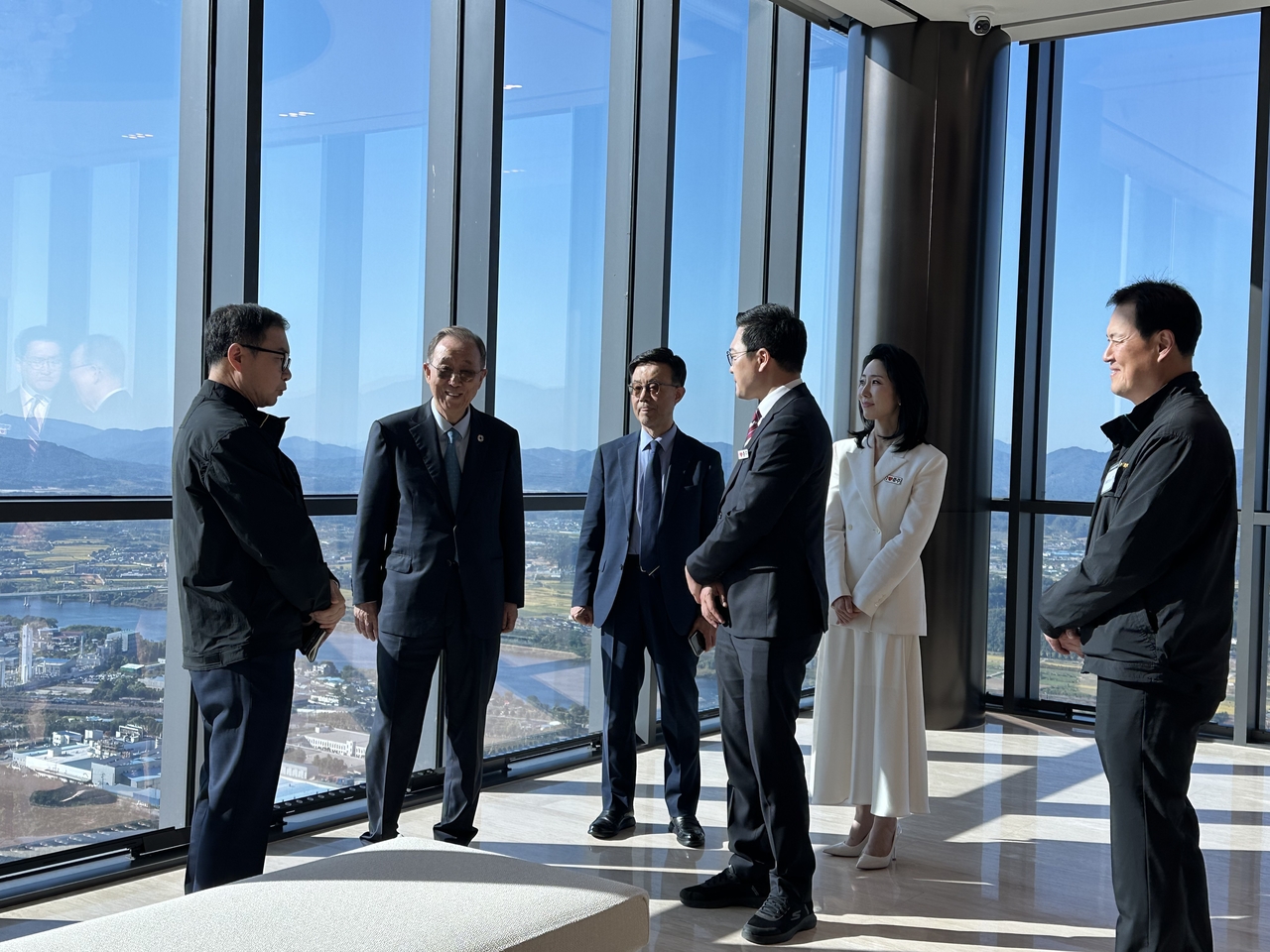 Former UN Secretary-General Ban Ki-moon (second from left) and Chungju Mayor Lee Dong-seok (third from right) tour Hyundai Elevator's Asan Tower in Chungju on Oct. 6. (Chungju City Hall)