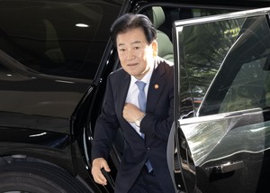 [헤럴드pic] 정부청사 들어서는 정동영 장관