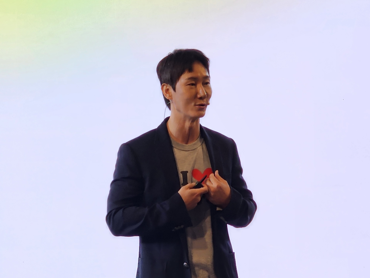 배정호 카카오뱅크 외국인고객캠프장이 12일 서울 동대문구 노보텔 앰버서더에서 ‘외국인 서비스 프레스톡’을 열고 외국인통장 등 신규 서비스를 소개했다. 유혜림 기자