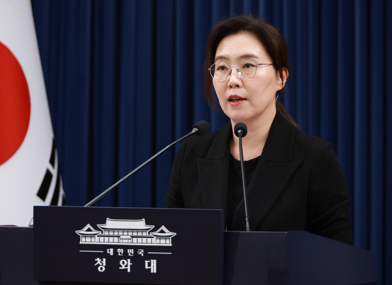 Senior presidential spokesperson Kang Yu-jung briefs reporters on President Lee Jae Myung’s directives at the press briefing room of Cheong Wa Dae on Monday. (Yonhap)