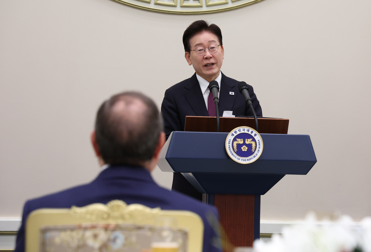 이재명 대통령이 지난 8일 청와대에서 열린 압델 파타 알시시 이집트 대통령 국빈 방한 환영 오찬에서 환영사를 하고 있다. [연합]