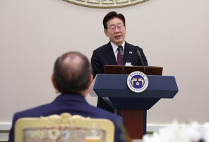 [속보] 李대통령·與 지지율 동반하락…민주당 7%↓ [리얼미터]