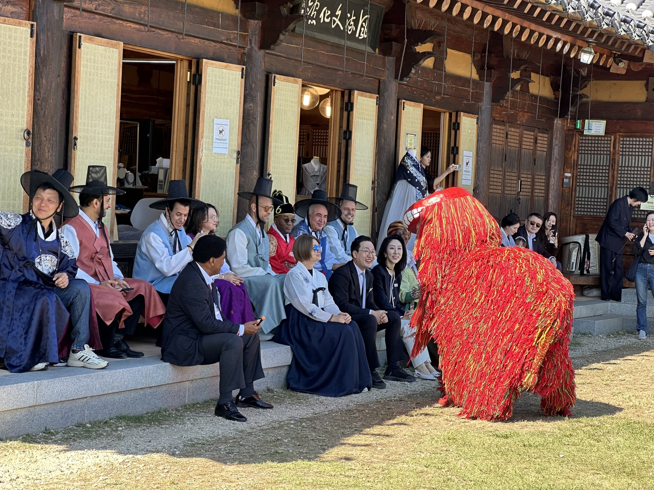 Diplomats and Chungju officials watch a cultural performace on Oct. 7. (Chungju City Hall)