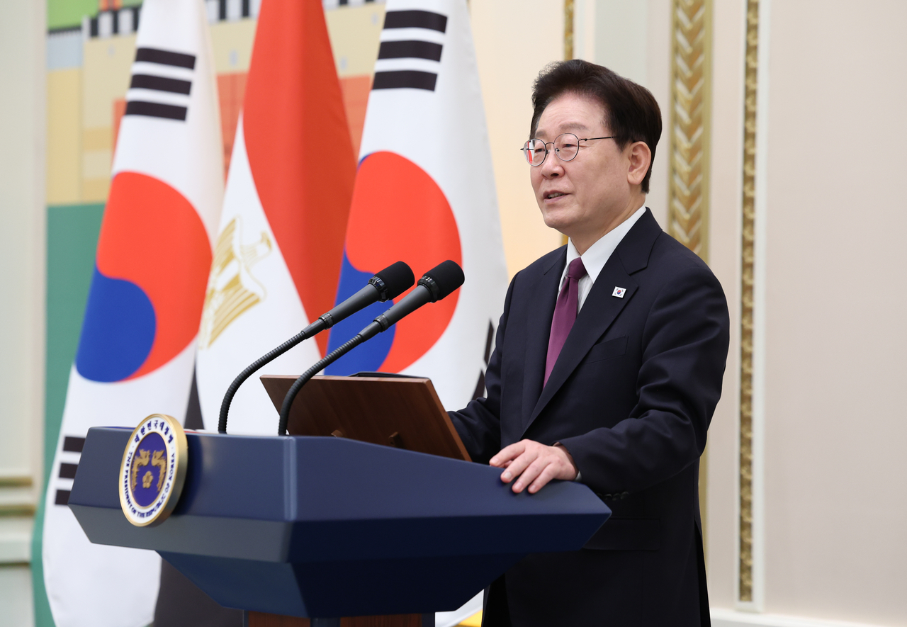 President Lee Jae Myung delivers welcoming remarks during a luncheon for Egyptian President Abdel Fattah El-Sisi at Cheong Wa Dae in Seoul on Oct. 8, 2026. (Yonhap)