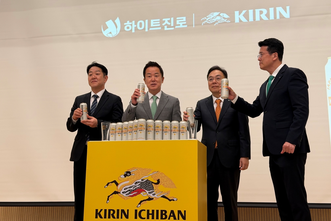 8일 경기도 용인시 하이트진로 연구소에서 열린 기자 간담회에서 하이트진로 관계자들이 기념촬영을 하고 있다. (왼쪽부터 하이트진로 김동우 전주공장장, 장인섭 대표이사, 전장우 연구소장, 권광조 프리미엄권역장) [하이트진로 제공]