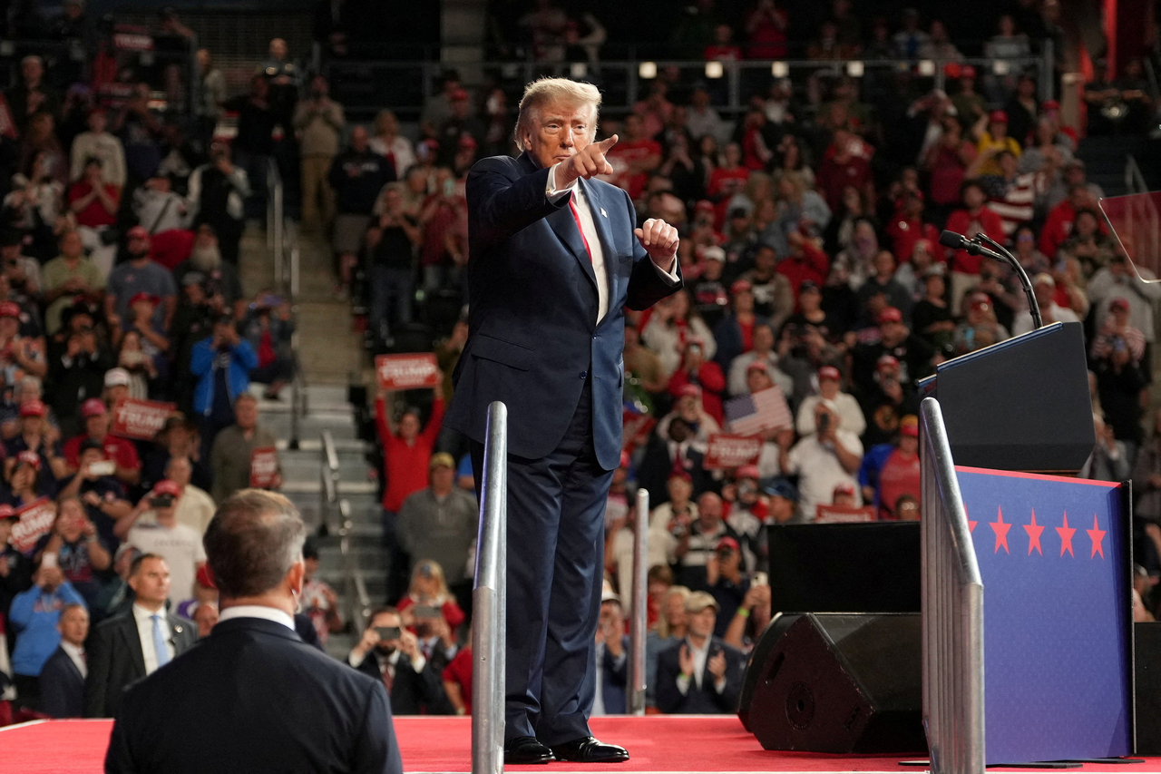US President Donald Trump attends a Republican campaign rally at F&M Bank Arena in Clarksville, Tennessee, Saturday. (Reuters-Yonhap)