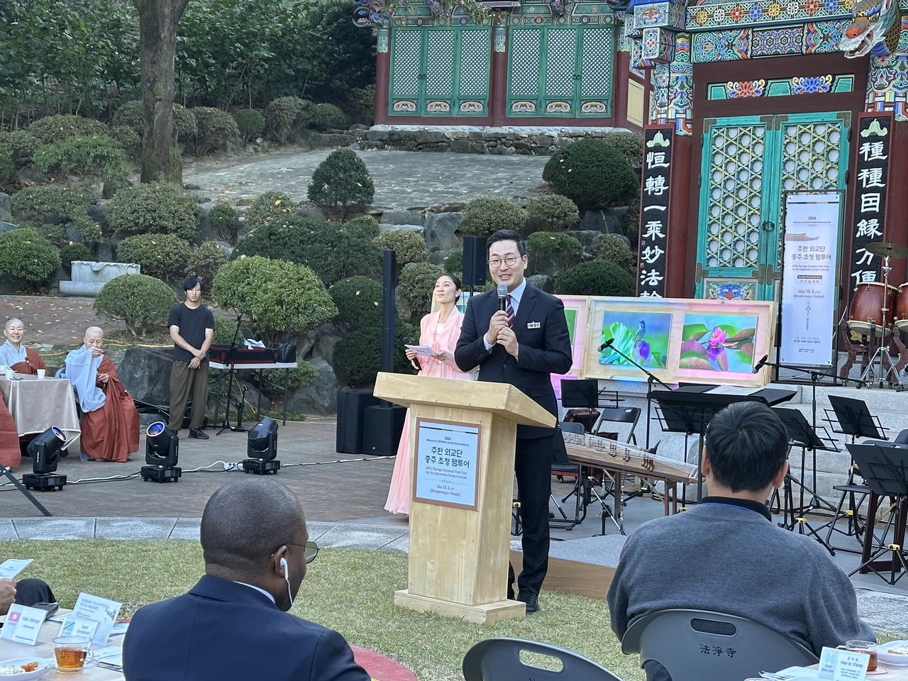 Chungju Mayor Lee Dong-seok speaks at Beopjeongsa temple in Chungju on Oct. 6. (Chungju City Hall)