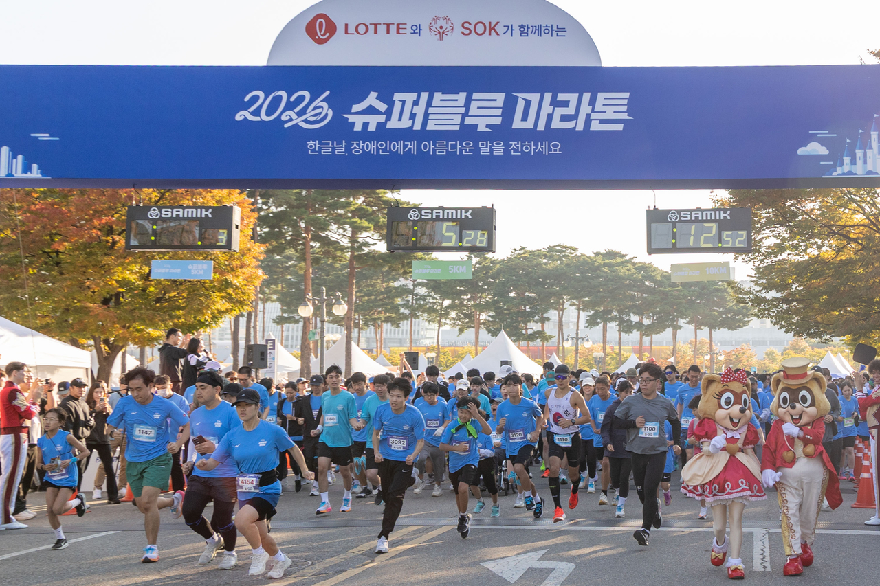 롯데가 지난 9일 서울 상암동 평화의공원 평화광장 일대에서 장애인·비장애인 8000여명이 참석한 가운데 장애인 인식 개선을 위한 ‘제11회 슈퍼블루마라톤’을 개최했다. [롯데 제공]