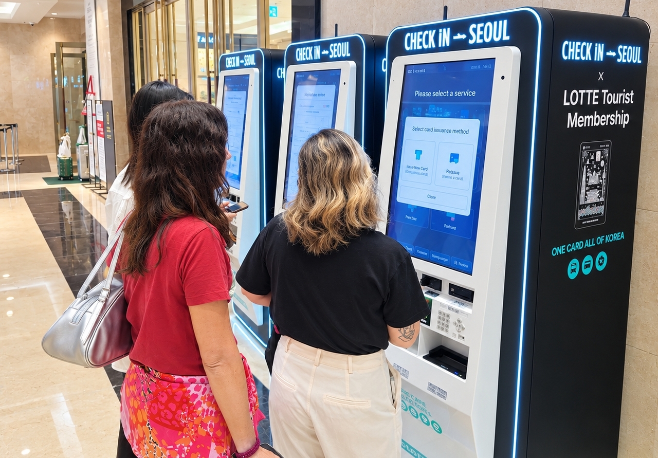 Foreign visitors use a self-service kiosk on the first floor of Lotte Department Store's main branch in Sogong-dong, Jung-gu, Seoul, to sign up for the Lotte Tourist Membership x Check-in Seoul card. [Lotte Department Store]